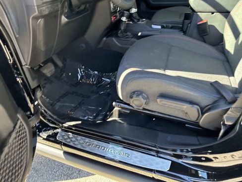 Used 2024 Jeep Gladiator Rubicon w/ Convenience Group image 15