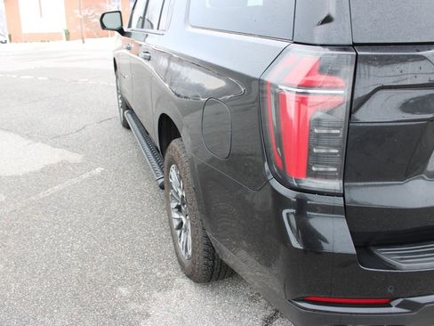 Used 2025 Chevrolet Suburban Z71 image 44