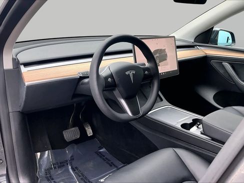 Used 2024 Tesla Model Y Long Range AWD/4WD image 16