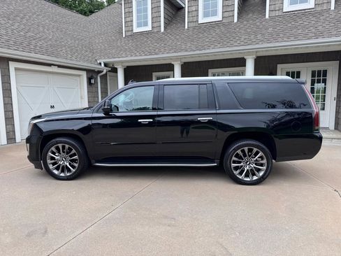 Used 2019 Cadillac Escalade ESV Luxury w/ Escalade Sport Edition AWD/4WD image 3