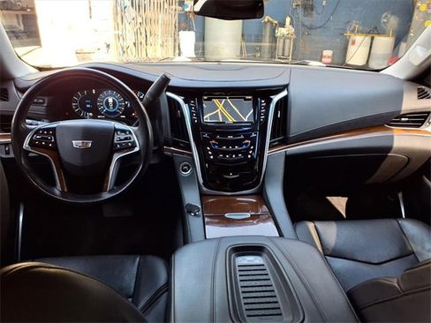 Used 2020 Cadillac Escalade Premium Luxury image 9