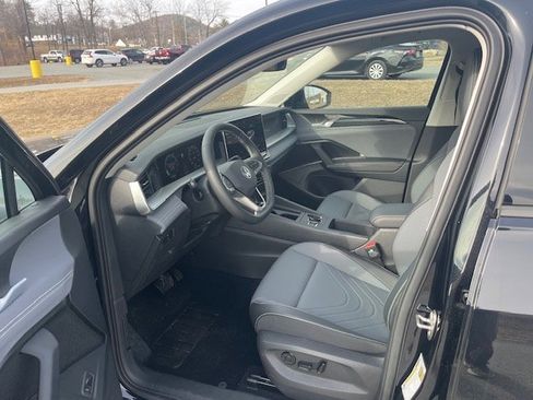 New 2025 Volkswagen Tiguan SE image 8