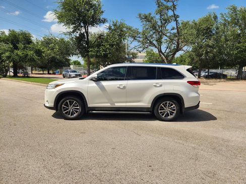 Used 2019 Toyota Highlander XLE FWD image 4