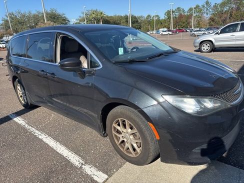 Used 2017 Chrysler Pacifica Touring image 3