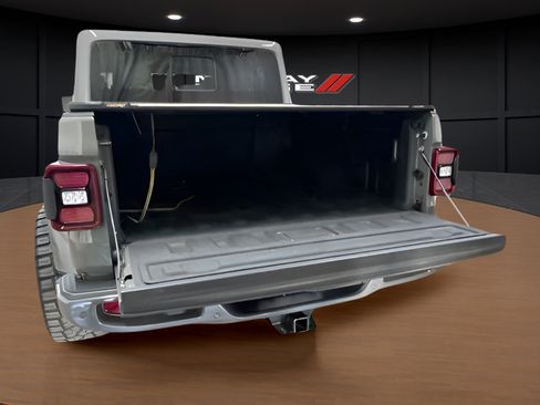 Used 2022 Jeep Gladiator Overland AWD/4WD image 7