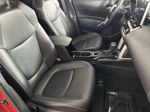 Used 2025 Toyota Corolla Cross XLE FWD image 25