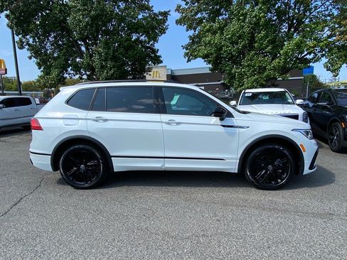 Certified 2022 Volkswagen Tiguan SE R-Line image 2