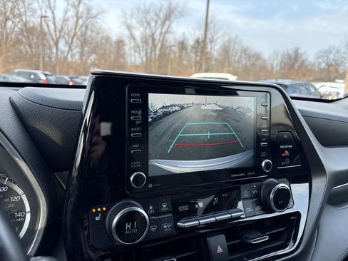 Used 2021 Toyota Highlander XLE image 17