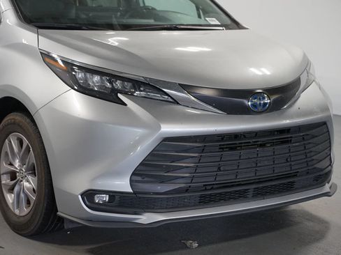 Used 2025 Toyota Sienna XLE FWD image 4