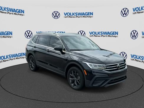 Used 2024 Volkswagen Tiguan SE w/ Panoramic Sunroof Package FWD image 2
