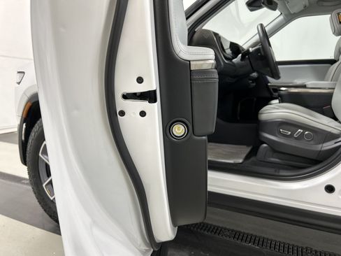 Used 2024 Rivian R1S Adventure AWD/4WD image 32