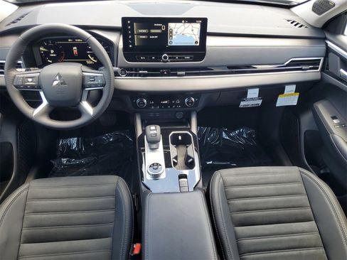 New 2025 Mitsubishi Outlander SE image 24