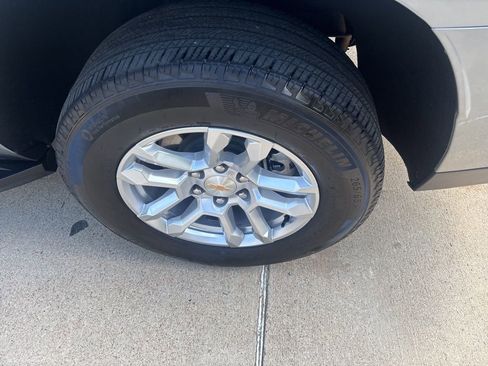 Used 2025 Chevrolet Suburban LT image 19