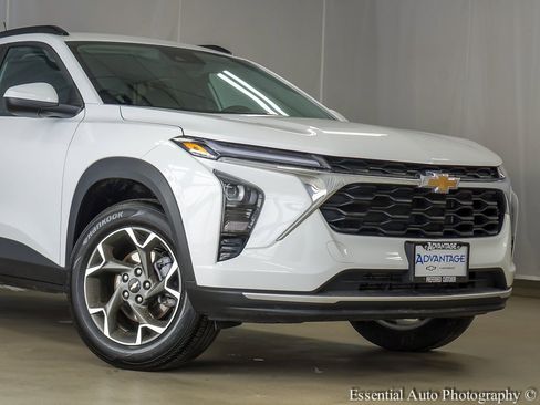 Used 2025 Chevrolet Trax LT w/ LT Convenience Package image 3