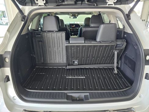 New 2026 Toyota Highlander Platinum AWD/4WD image 16