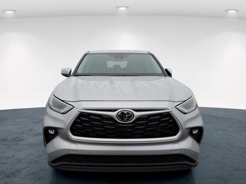Used 2023 Toyota Highlander LE image 3