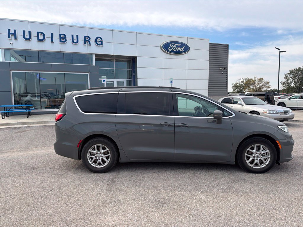 Used 2022 Chrysler Pacifica Touring-L FWD image 3