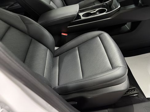 Used 2025 Chevrolet Equinox LT w/ Convenience Package II image 33