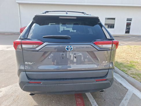 Used 2021 Toyota RAV4 XLE image 5