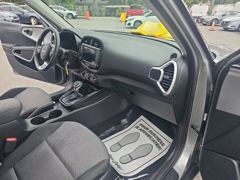 Used 2025 Kia Soul LX w/ LX Technology Package image 18