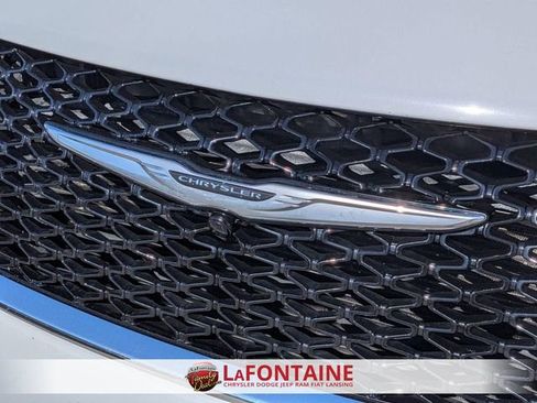 Used 2023 Chrysler Pacifica Touring-L image 9