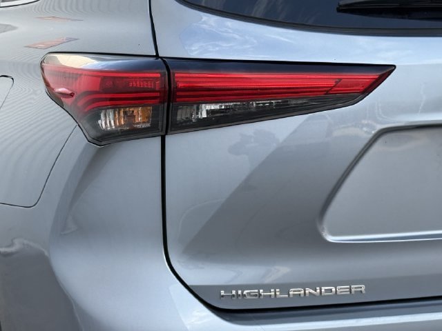 Used 2023 Toyota Highlander LE FWD image 6