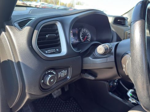 Used 2021 Jeep Renegade Latitude AWD/4WD image 14