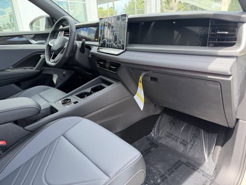 New 2026 Volkswagen Tiguan SE R-Line FWD image 11