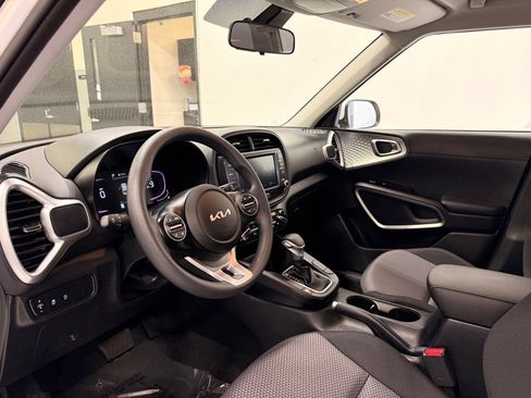 Used 2025 Kia Soul LX w/ LX Technology Package FWD image 11