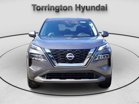 Used 2022 Nissan Rogue SV image 2