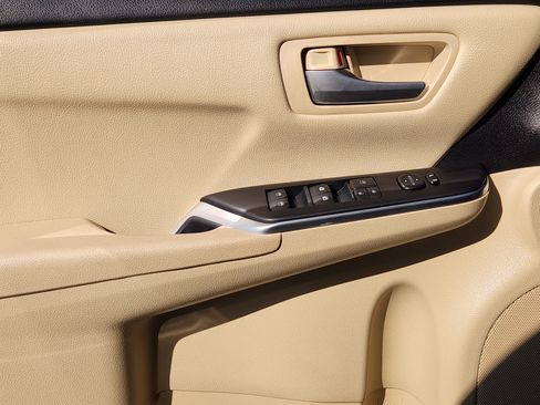 Used 2015 Toyota Camry LE image 24