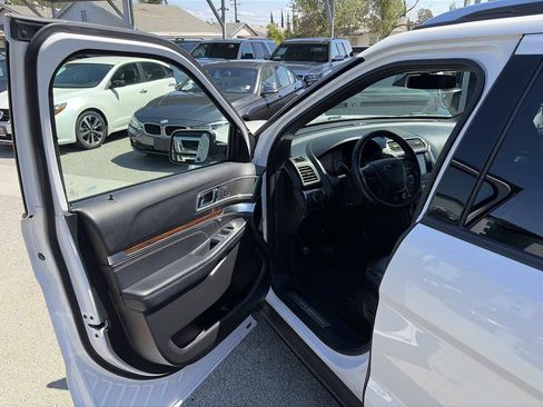 Used 2017 Ford Explorer Limited w/ Equipment Group 301A FWD image 6