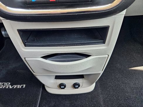 Used 2019 Dodge Grand Caravan SE FWD image 43