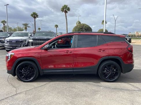 Used 2024 GMC Terrain SLE w/ Driver Convenience Package image 4