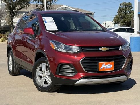 Used 2021 Chevrolet Trax LT w/ LT Convenience Package image 2