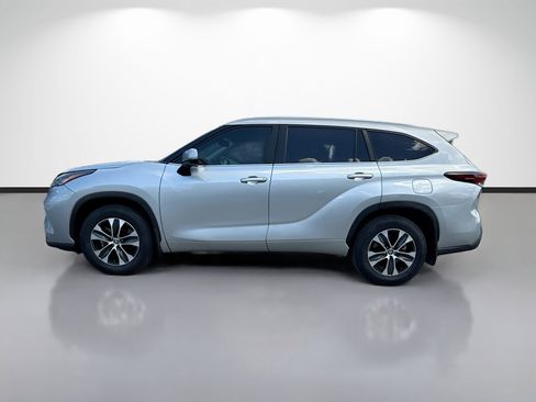 Used 2024 Toyota Highlander XLE AWD/4WD image 4