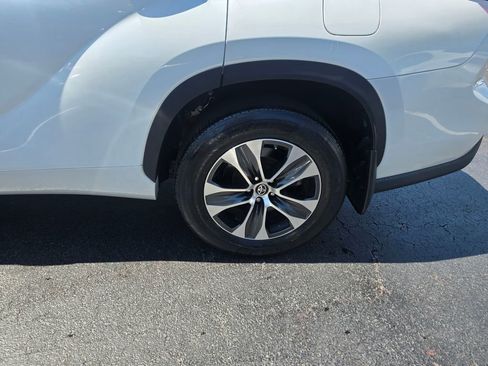 Used 2022 Toyota Highlander XLE AWD/4WD image 4