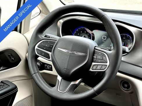 Used 2024 Chrysler Pacifica Touring-L FWD image 31