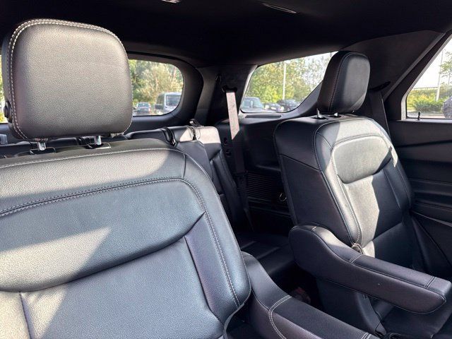 Used 2020 Ford Explorer XLT w/ Equipment Group 202A AWD/4WD image 12