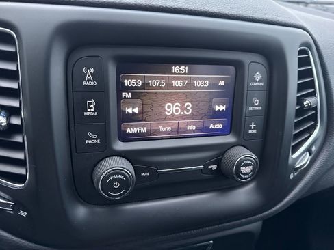 Used 2017 Jeep Compass Latitude image 18