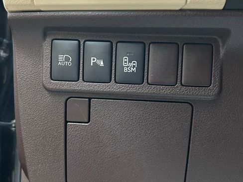 Used 2017 Lexus ES 300h w/ Luxury Package FWD image 43