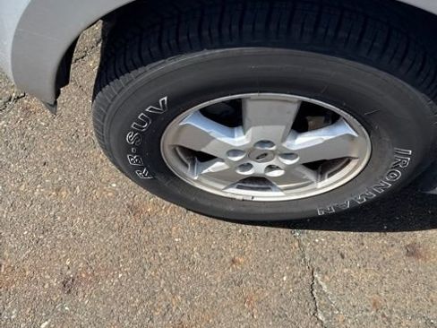 Used 2010 Ford Escape XLT AWD/4WD image 4