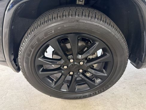 Used 2020 Jeep Grand Cherokee Altitude AWD/4WD image 11