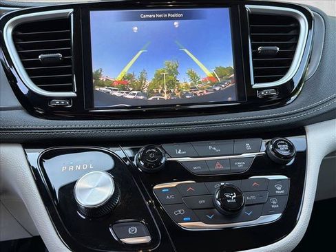 Used 2023 Chrysler Pacifica Touring-L FWD image 24