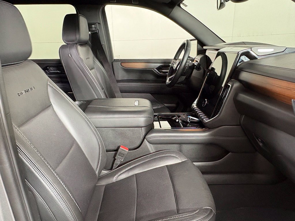 Used 2025 GMC Yukon XL Denali AWD/4WD image 17