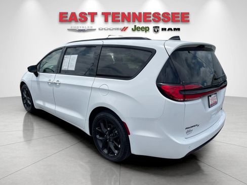 Used 2025 Chrysler Pacifica Limited FWD image 5