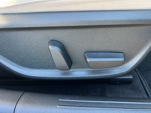 Used 2023 Genesis G70 2.0T image 31