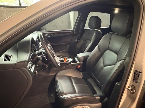 Used 2023 Porsche Macan S AWD/4WD image 5