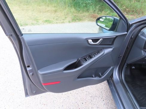 Used 2017 Hyundai Ioniq Blue FWD image 22