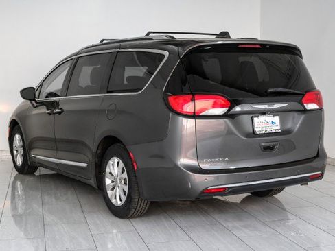 Used 2019 Chrysler Pacifica Touring-L FWD image 8